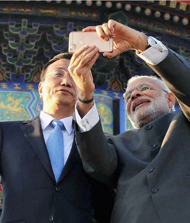 World-Powerful-Selfie-Features-Indias-Prime-Minister-Modi-and-Chinas-Prime-Minister-Li