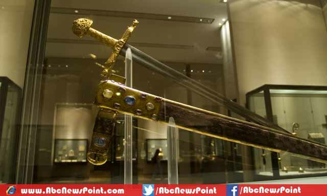 Top-10-Famous-and-Deadly-Swords-in-The-World-History-Joyeuse