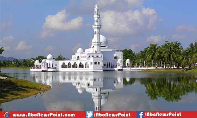 Top-Ten-Most-Beautiful-Mosques-in-the-World-Floating-Mosque